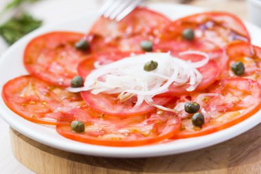taze sağlıklı domates carpaccio kapari, balsamik sirke, ol