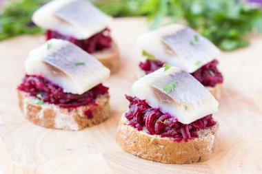 pancar çavdar tost, votka için meze ile kanepe ringa balığı