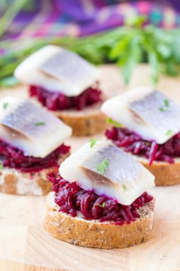kanepe herring ile pancar çavdarlı tost, lezzetli marş, appertise