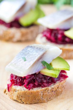 kanepe herring ile pancar çavdarlı tost, lezzetli marş, appertise