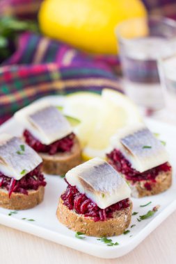 kanepe herring ile pancar çavdarlı tost, lezzetli marş, appertise
