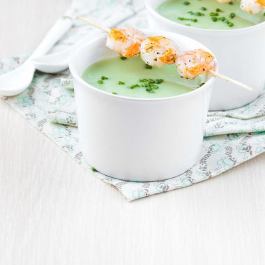 brokoli, bezelye, ıspanak, kızarmış shrim kadife yeşil krem çorbası