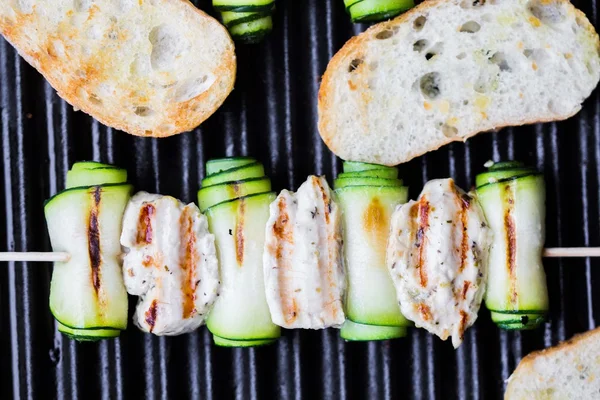 Matlagning kycklingkebab, shashlik på spett med valsade zucchini, — Stockfoto