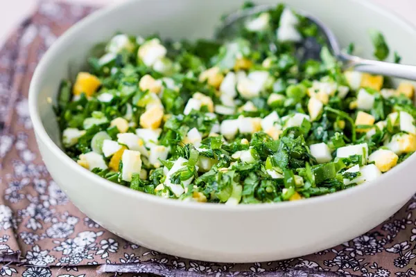 Green eggs salad with parsley, ramson, spring onion, summer fres — Stock Photo, Image