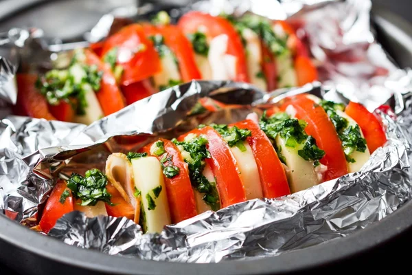 Koken aardappel vegetarische kebab, brochette met groenten, tomaat, — Stockfoto