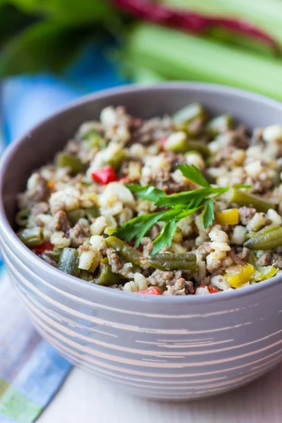 Stufato con orzo perlato, verdure, carne macinata, erbe aromatiche — Foto Stock