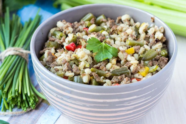 Stufato con orzo perlato, verdure, carne macinata, erbe aromatiche — Foto Stock