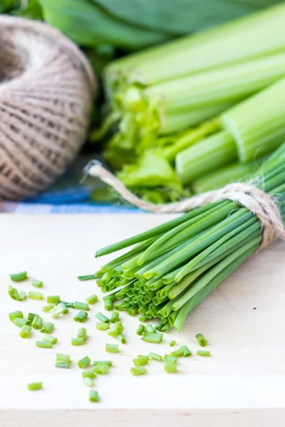 Ramo de cebolletas verdes de primavera lazo atado con cinta, verduras —  Fotos de Stock