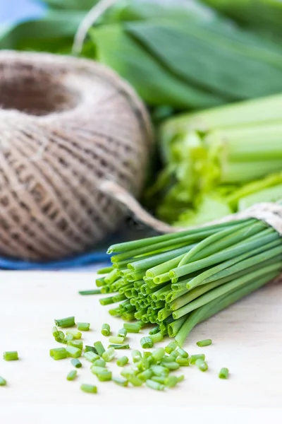 Bunch of green spring chives bow tied with ribbon, vegetables — Stock Photo, Image