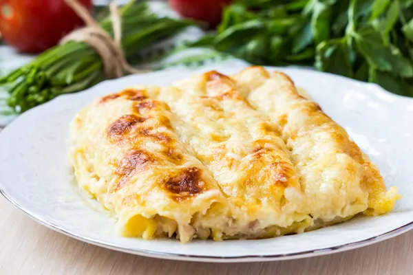 Canneloni van Italiaanse pasta gevuld met vlees, witte bechamelsaus saus — Stockfoto