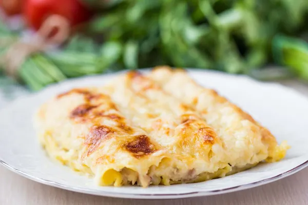 Canneloni van Italiaanse pasta gevuld met vlees, witte bechamelsaus saus — Stockfoto