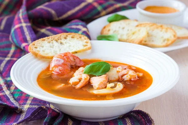 Sopa de pescado Bouillabaisse francés con mariscos, salmón, camarones, ric —  Fotos de Stock