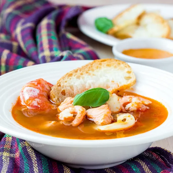 Sopa de peixe Bouillabaisse francês com frutos do mar, salmão, camarão, ric — Fotografia de Stock