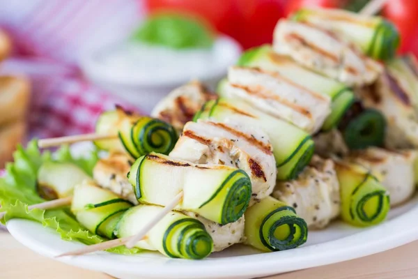 Ayam panggang kebab, shashlik pada tusuk sate dengan zucchini gulung , — Stok Foto