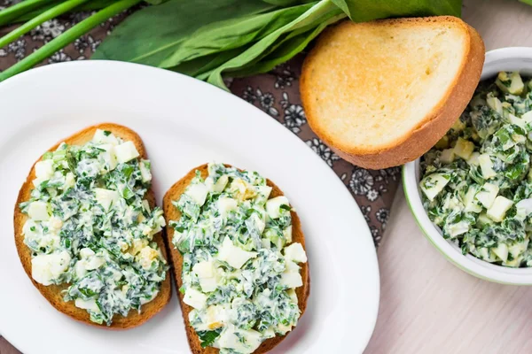 Sandwich con ensalada de huevos, hierba verde, perejil, ramson, primavera en —  Fotos de Stock