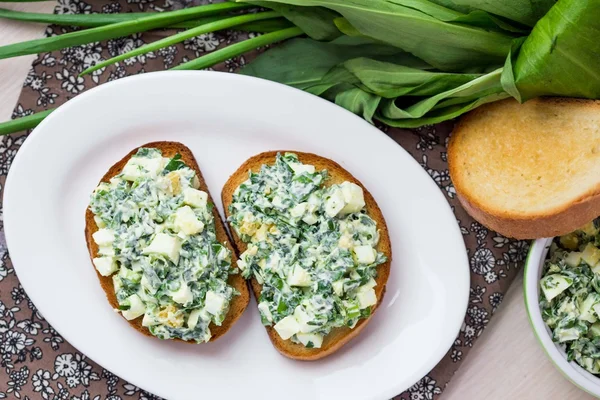 Sanduíche com salada de ovos, erva verde, salsa, ramson, primavera em — Fotografia de Stock