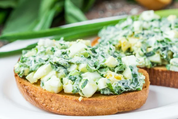 Sanduíche com salada de ovos, erva verde, salsa, ramson, primavera em — Fotografia de Stock