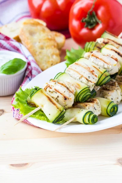 Grilled chicken kebab, shashlik on skewers with rolled zucchini, — Stock Photo, Image