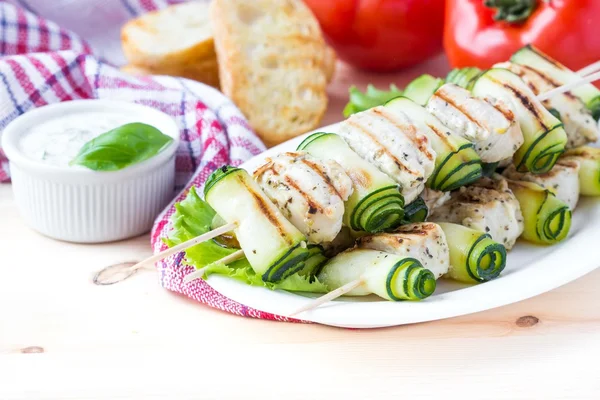 Grilled chicken kebab, shashlik on skewers with rolled zucchini, — Stock Photo, Image