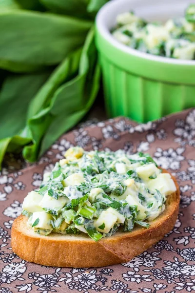 Sandwich with eggs salad, green herb, parsley, ramson, spring on — Stock Photo, Image