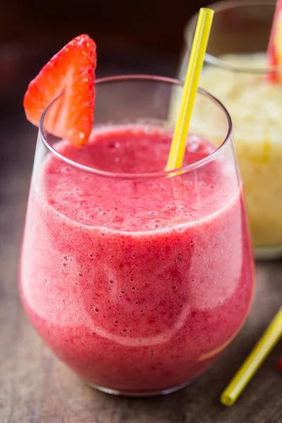 Batido dulce de fresa y limón en el vaso, vintage de madera —  Fotos de Stock