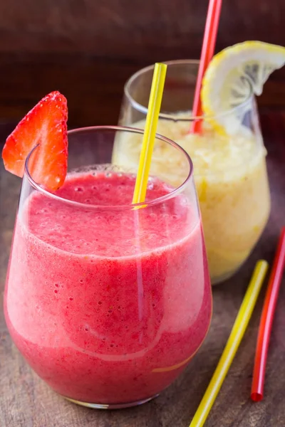 Frullato di fragole dolci e limone nel bicchiere, vintage in legno — Foto Stock