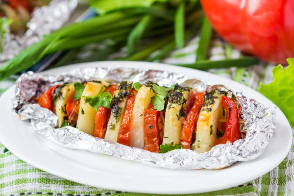 Aardappel vegetarische kebab, brochette met groenten, tomaat, kruid op — Stockfoto