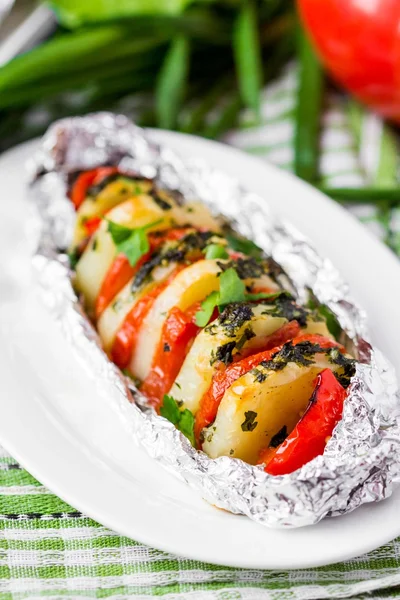 Aardappel vegetarische kebab, brochette met groenten, tomaat, kruid op — Stockfoto