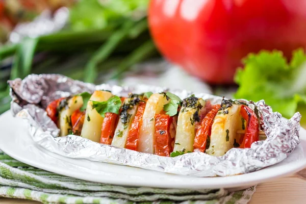 Potato vegetarian kebab, skewer with vegetables, tomato, herb on — Stock Photo, Image