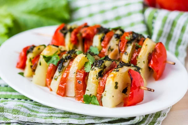 Batata kebab vegetariano, espeto com legumes, tomate, erva em — Fotografia de Stock