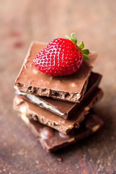 Schokoladenstapel, gemischt, Sortiment, Erdbeere, Nüsse, Marzipan — Stockfoto