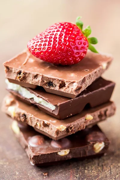 Schokoladenstapel, gemischt, Sortiment, Erdbeere, Nüsse, Marzipan — Stockfoto