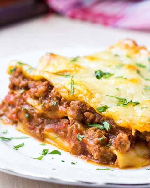 Huisgemaakte lasagne met bolognese vlees saus bechamelsaus, serveren del — Stockfoto