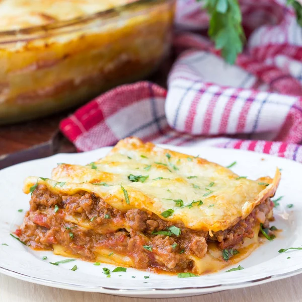 Huisgemaakte lasagne met bolognese vlees saus bechamelsaus, serveren del — Stockfoto