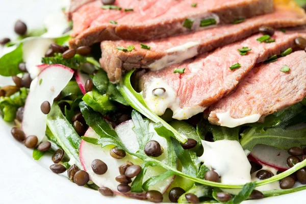 Salade met gegrilde biefstuk, zwarte linzen, raket, radijs, cu — Stockfoto