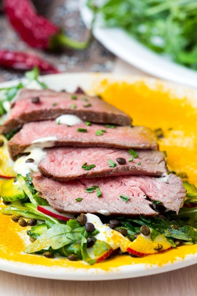 Insalata con bistecca di manzo alla griglia, lenticchie nere, rucola, ravanello, cu — Foto Stock