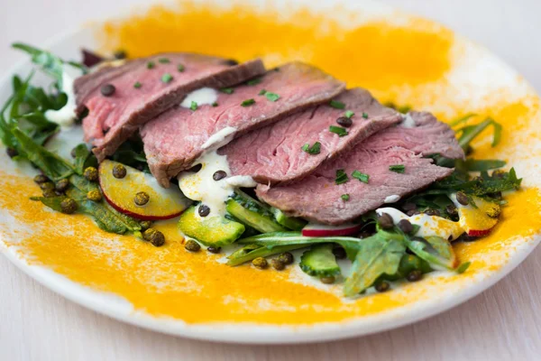 Salad with grilled beef steak, black lentils, rocket, radish, cu — Stock Photo, Image