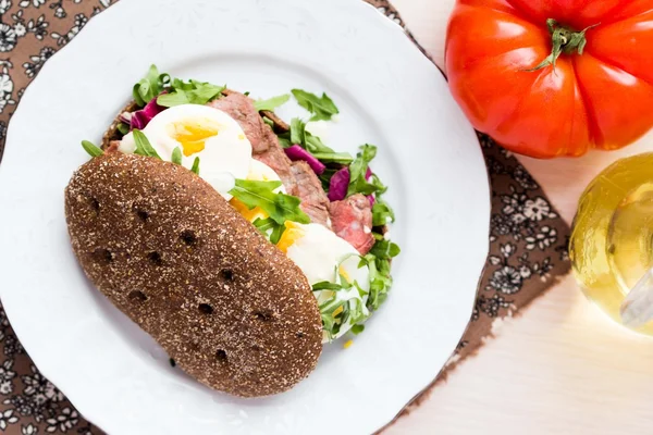 Sandwich with grilled beef steak, eggs, arugula, rye bread — Stock Photo, Image