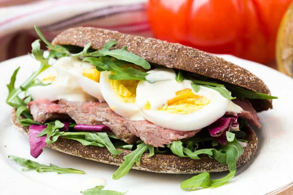 Sandwich mit gegrilltem Rindersteak, Eiern, Rucola, Roggenbrot — Stockfoto