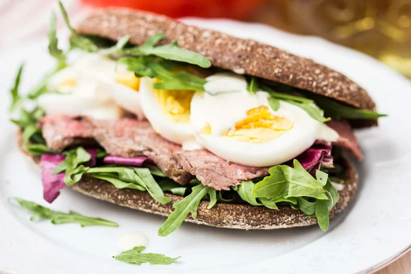 Smörgås med ägg, rucola, grillad biff, rågbröd — Stockfoto