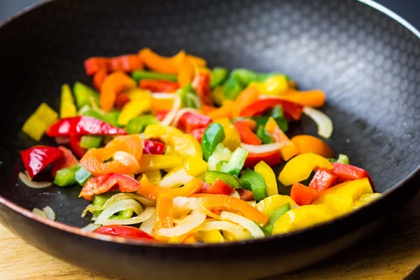 Pimientos coloridos mixtos paprica fritos en sartén — Foto de Stock