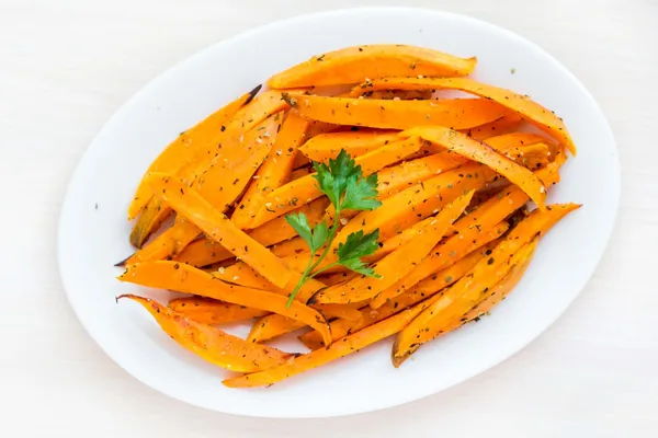 Zoete aardappelen, batata, gesneden, gebakken in de pan met specerijen, kruiden — Stockfoto