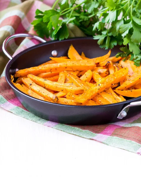 Sladké brambory, batata, plátky, smažený v pánvi s kořením, bylinkovým — Stock fotografie