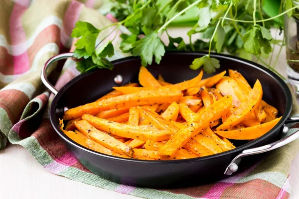 Batatas, batata, rebanadas, fritas en sartén con especias, hierbas — Foto de Stock