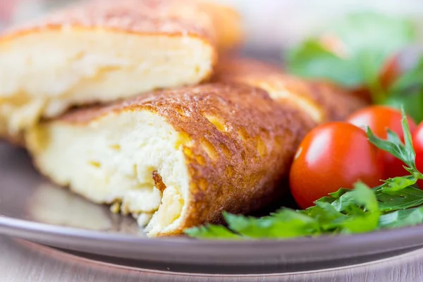 Tortilla francesa ligera aireada laminada con tomate —  Fotos de Stock