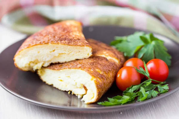 Rolou omelete francês leve arejado com tomate — Fotografia de Stock