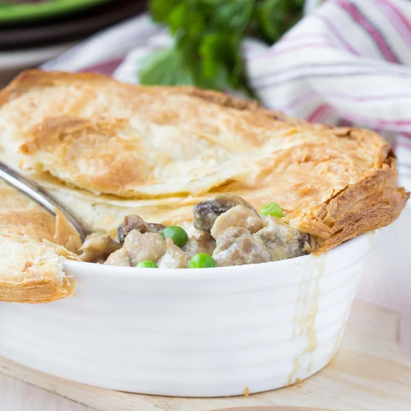 Meat pie with stew of chicken, mushrooms, peas, puff pastry — Stock Photo, Image