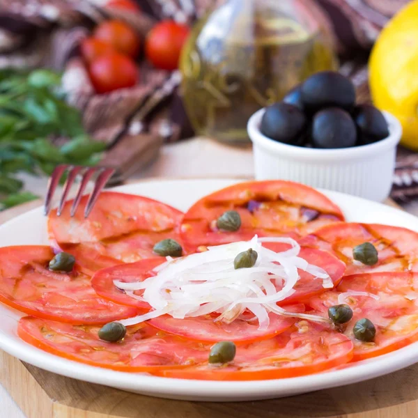 Carpaccio van verse gezonde tomaat met kappertjes, balsamico azijn, ol — Stockfoto