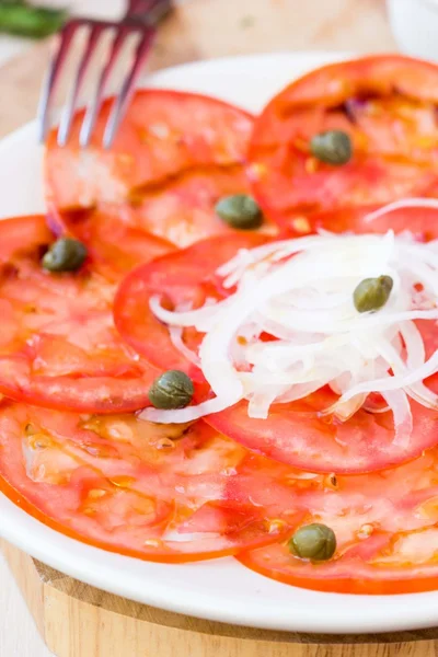 Carpaccio van verse gezonde tomaat met kappertjes, balsamico azijn, ol — Stockfoto