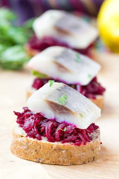 Kanepe herring ile pancar çavdarlı tost, lezzetli marş, appertise — Stok fotoğraf